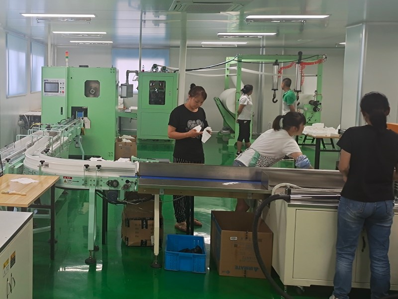 斯普萊全自動洗臉巾生產(chǎn)線，全自動折疊機+儲料架+切斷機+包裝機生產(chǎn)現(xiàn)場實拍